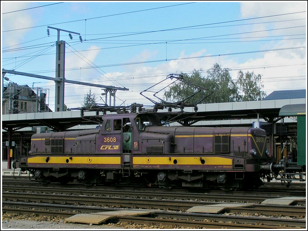 Am 19.09.2004 beteiligte sich die BB 3608 am Bahnfest  P�iteng am Damp  in P�tange und erm�glichte dem Fotografen sogar einen Blick in ihr interessantes Innenleben. Hans)

Die komplexe Stromversorgung dieser Maschinen macht sie so einzigartig: Der einphasige Strom (25000 V 50 Hz) wird durch den Pantographen empfangen und zuerst durch einen prim�ren Transformator auf 750 V herabgesetzt. Der Strom versorgt eine rotierende Maschine, die den einphasigen in Dreiphasenstrom konvertiert, dann eine zweite rotierende Maschine, welche die Funktion eines Frequenzvariators �bernimmt. Der Strom versorgt schlie�lich die 4 dreiphasigen Antriebsmotoren mit Kurzschlussl�ufer, deren Zahnr�der direkt auf den Zahnkranz der Antriebsachsen greifen. 

Obwohl die Drehstrommotoren a priori verl�sslicher sind wegen des Fehlens eines Kollektors, so stellte die Komplexit�t der Stromzuf�hrung das gr��te Problem dar. Die Fortschritte in der Elektronik haben allerdings erlaubt, das Modell weiterzuentwickeln und es wird heute noch z.B. bei den Eurostar Z�gen eingesetzt. 