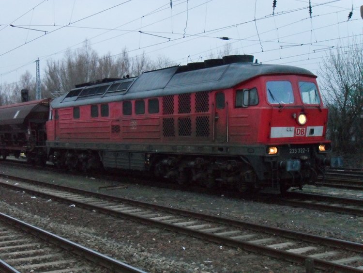 Am 23.03.10 war ich zur Richtigen Zeit am Bahnhof Rostock-Bramow als die 233 322-7 mit einem Dngerzug auf die Ausfahrt Richtung Poppendorf gewartet hat.