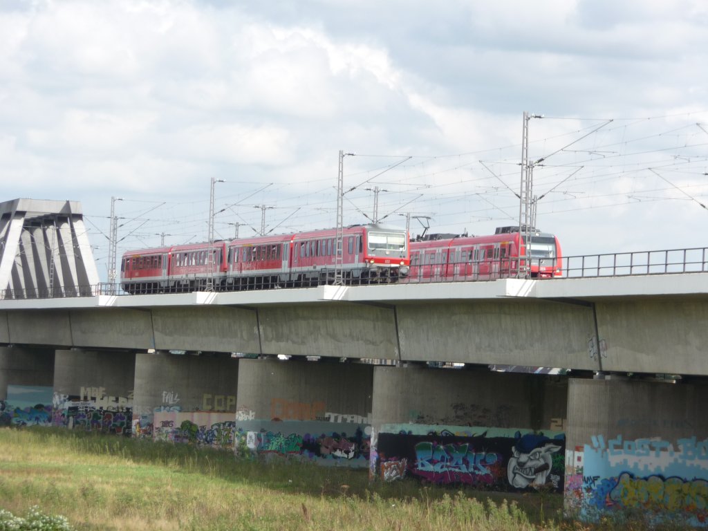 Am 23.08.2010 liefern sich eine Doppeltraktion 628er als RB38 nach Kln-Messe/Deutz und eine Doppeltraktion 422er als S8 nach Mnchengladbach Hauptbahnhof auf der Hammer Rheinbrcke in Dsseldorf ein Wettrennen.