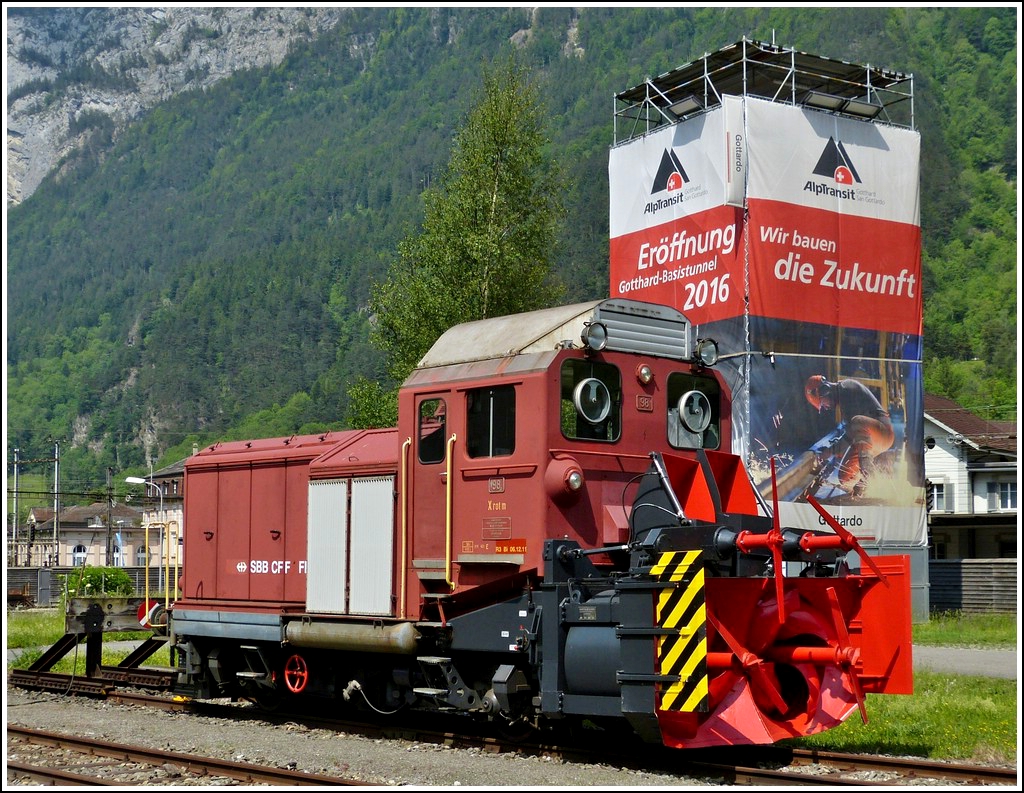 Am 24.05.2012 konnte ich die SBB Schneeschleuder X rot m 98 in Erstfeld ablichten, im Hintergrund ist der Aussichtsturm mit der Werbung fr den Bau des Gotthardbasistunnels zu sehen, von dem aus ich das Bild der Re 10/10 mit dem Kistenzug gemacht habe. (Hans)