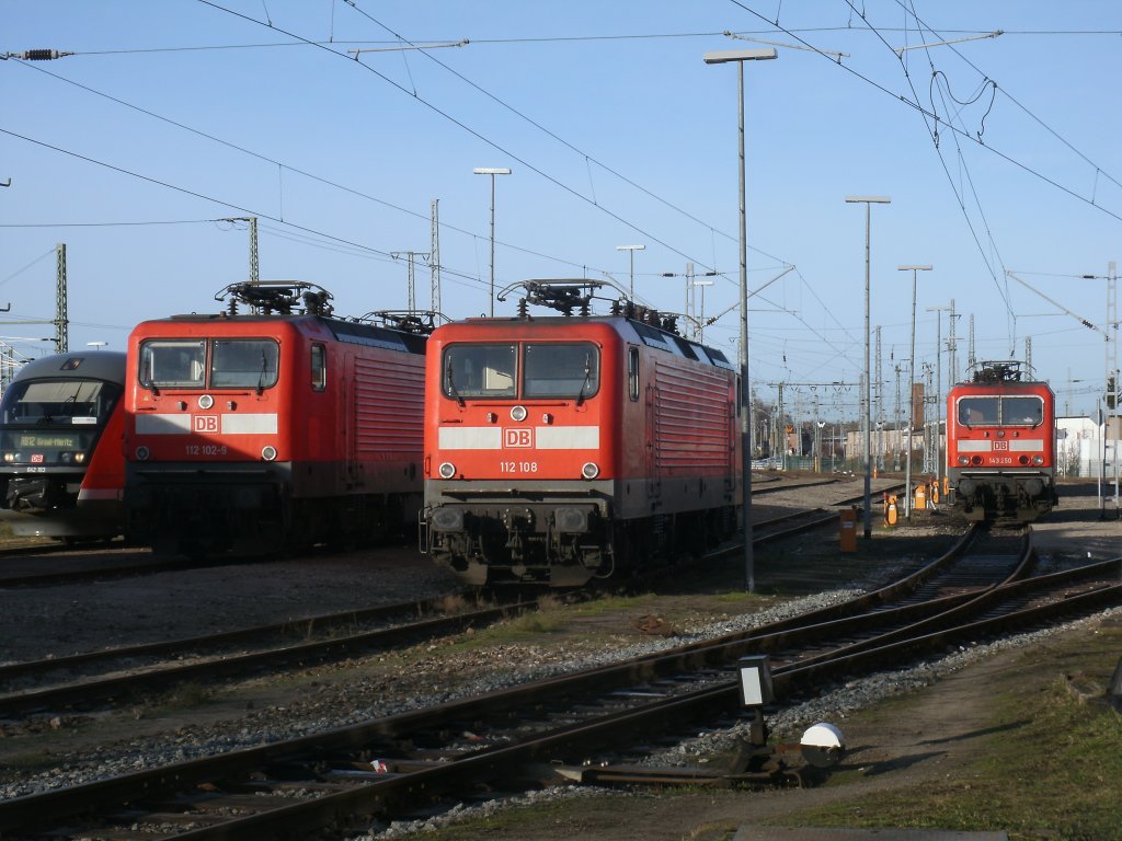 Am 28.Dezember 2012 besuchte ich nach langer Zeit mal wieder das Bw Rostock.So traf ich von links etwas versteckt den Rostocker 642 183-8,die beiden Cottbuser 112 102-9,112 108-6 und rechts die Rostocker 143 250-9.