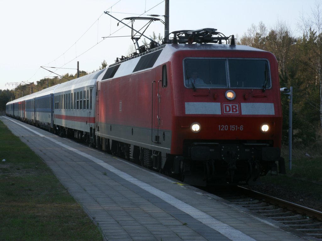 Am Abend,vom 04.Mai 2013,hielt 120 151-6 mit dem EC 378 Bratislava-Binz in Prora.