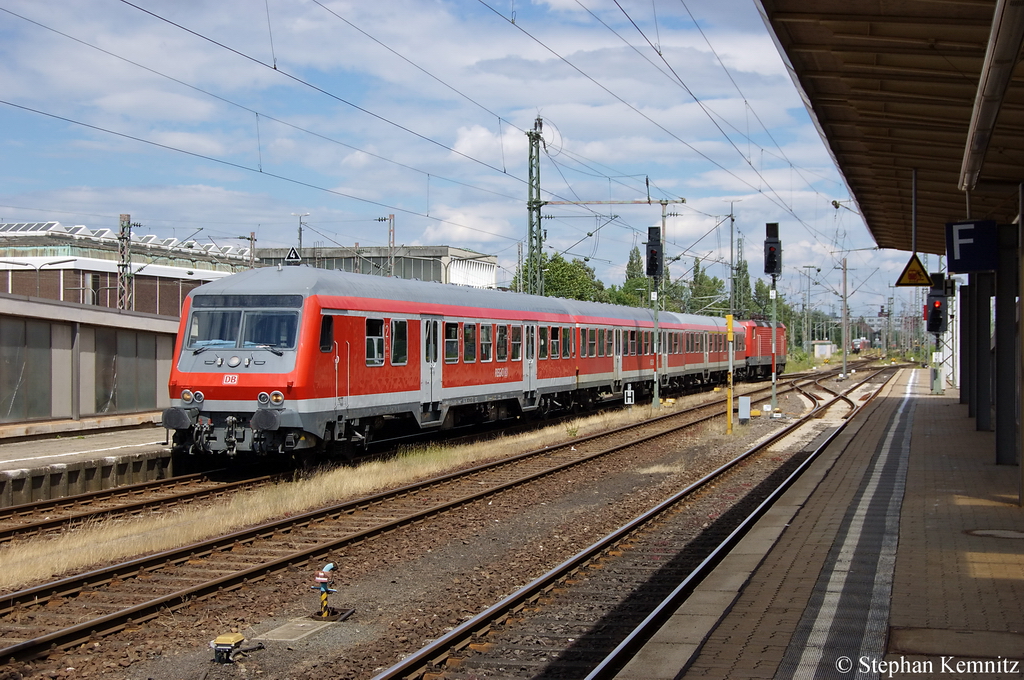 Am Gleis 4 in Braunschweig wird bereit gestellt die (RB 14614) von Braunschweig Hbf nach Hildesheim Hbf und geschoben von der 143 136-0. 09.07.2011