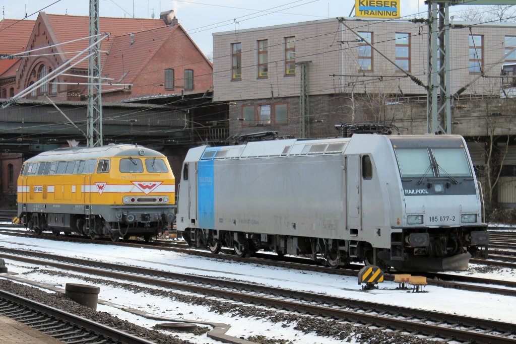 Am Samstag den 15.12.2012 waren Railpool 185 677-2 und H. F. Wiebe Lok 10 ( 216 122-2 ) im Bahnhof Harburg abgestellt.