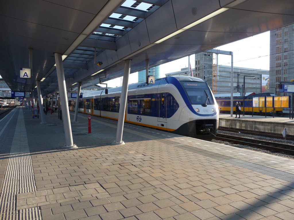 Am spten Nachmittag des 26.10.2011 verlsst ein Sprinter Lighttrein der Nederlandse Spoorwegen den Bahnhof Utrecht CS.