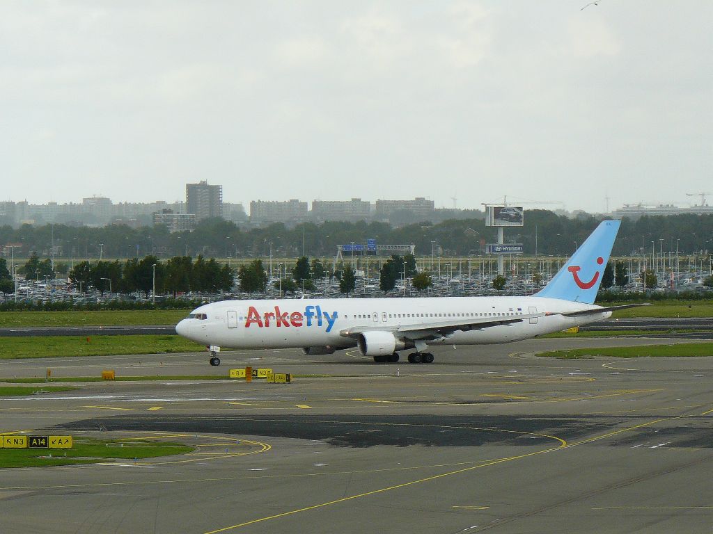 Arkefly (TUI) PH-AH? Boeing 767-300ER Flughafen Schiphol, Amsterdam, Niederlande 20-07-2008.

Arkefly (TUI) PH-AH? Boeing 767-300ER Schiphol 20-07-2008.