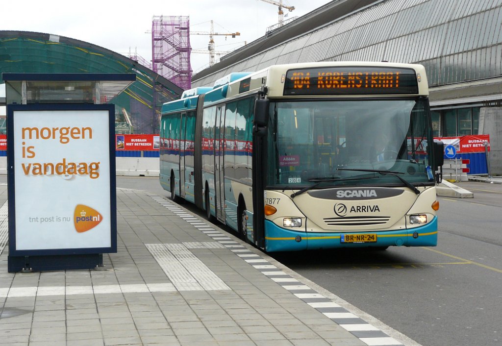Arriva Bus 7877 Scania Omnicity Baujahr 2005. Amsterdam Centraal Station 27-05-2011.