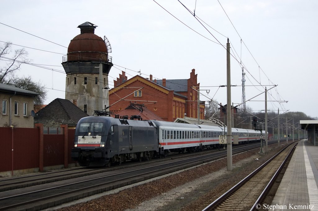 Auch am diesen Sonntag ist ES 64 U2 - 001 (182 501-7) mit dem IC 1923 von Berlin Sdkreuz nach Kln Hbf unterwegs und durch fhrt gerade den Ort Rathenow. 03.04.2011