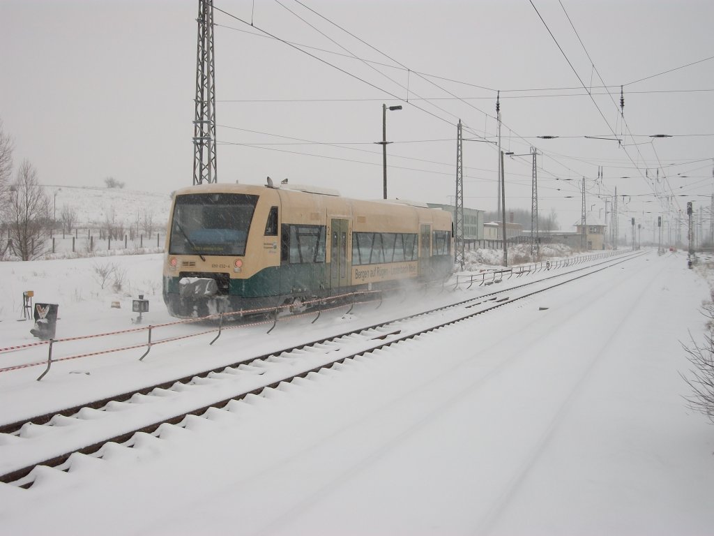 Auch die PRESS mute sich am 17.Dezember 2010 mit ihren Regioshuttle 650 032 nach Lauterbach Mole kmpfen,als Diese Bergen/Rgen verlieen.