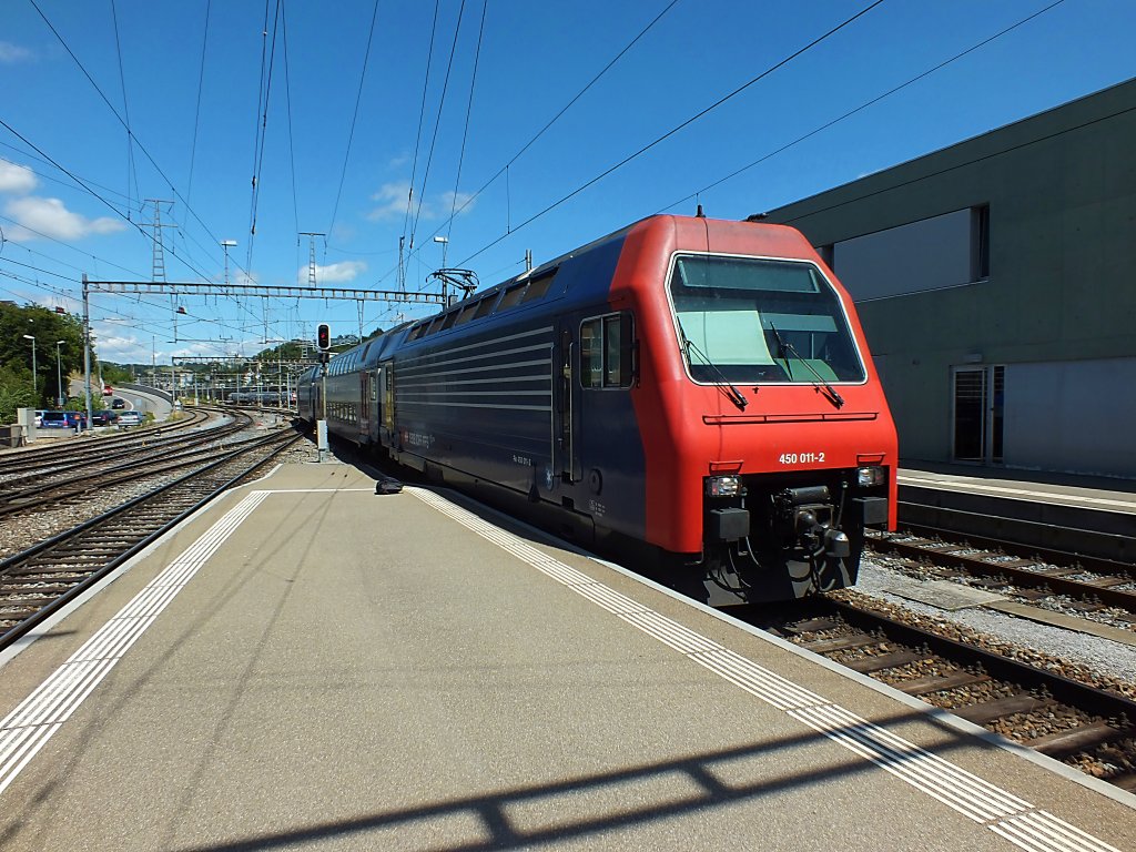 Auch wenn es so aussieht, das hier ist kein Triebwagen, sondern die E-Lok Re450 011 mit einem Wagenzug. Diese Kompositionen waren einst die ersten direkt fr die Zrcher S-Bahn beschafften Zge. Sie sind auch heute noch tglich im Einsatz, auch wenn dieser Zug sich am 31.7.13 nur auf Leerfahrt befand.