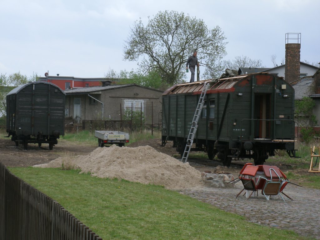 Auf der ehmaligen Ladestrae in Lauterbach stehen diese beiden Bauzugwagen die noch zum Teil rekonstruiert werden.Aufnahme am 12.Mai 2013.