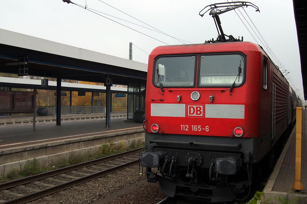 Auf Gleis 1 in Brandenburg Hbf angekommen ist die 112 165-6 mit dem RE1 (RE 38070) aus Berlin Ostbahnhof. 02.11.2010