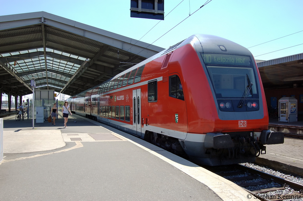 Auf Gleis 1 steht eine weitere S-Bahn Halleipzig Garnitur nach Leipzig zur abfahrt bereit und gezogen wurde von der 143 816-7. 28.06.2011