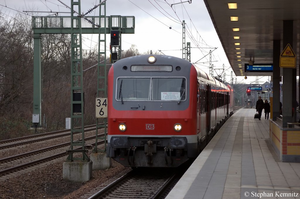 Auf Gleis 3 in Berlin Jungfernheide steht die RB13 / S-Ergnzung (RB 28858) nach Berlin Hbf(tief). Geschoben von der 143 309. 18.01.2011