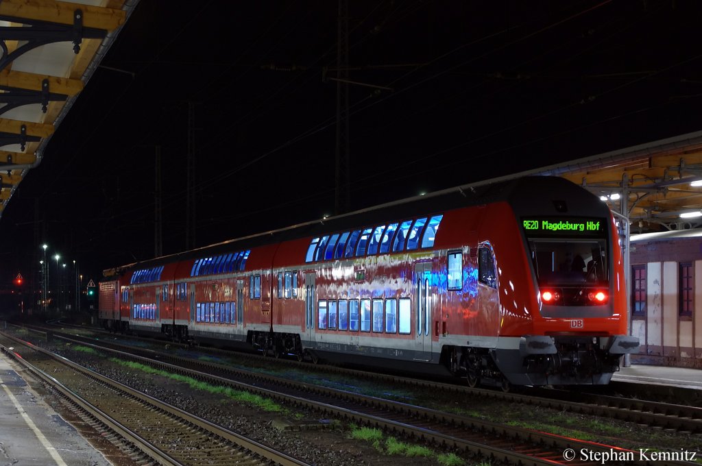 Auf Gleis 4 in Stendal steht der RE20 (RE 17717) nach Halle(Saale) und gezogen hat die 112 132-6.
Das sind die neuen Dostos fr die RB/RE Uelzen - Halle(Saale) Umlaufe die ab Frhjahr fahren soll. Es handelt sich um ein DABpbzfa 767.2 Steuerwagen wobei das kleine  a  durchgestrichen ist. Diese neuen Dostos haben auch schon die LED-Beleuchtung drin. 04.02.2011