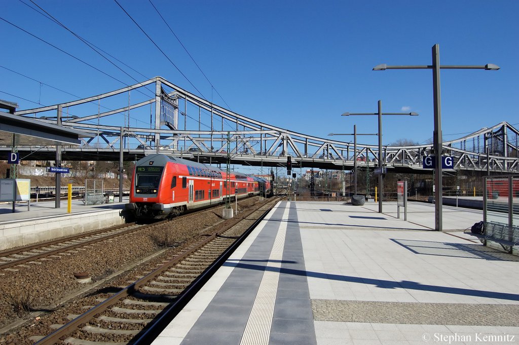 Auf Gleis 6 in Berlin Gesundbrunnen fhrt gerade der RE5 (RE 4359) nach Lutherstadt Wittenberg ein und geschoben hatte die 112 111-0. 19.03.2011