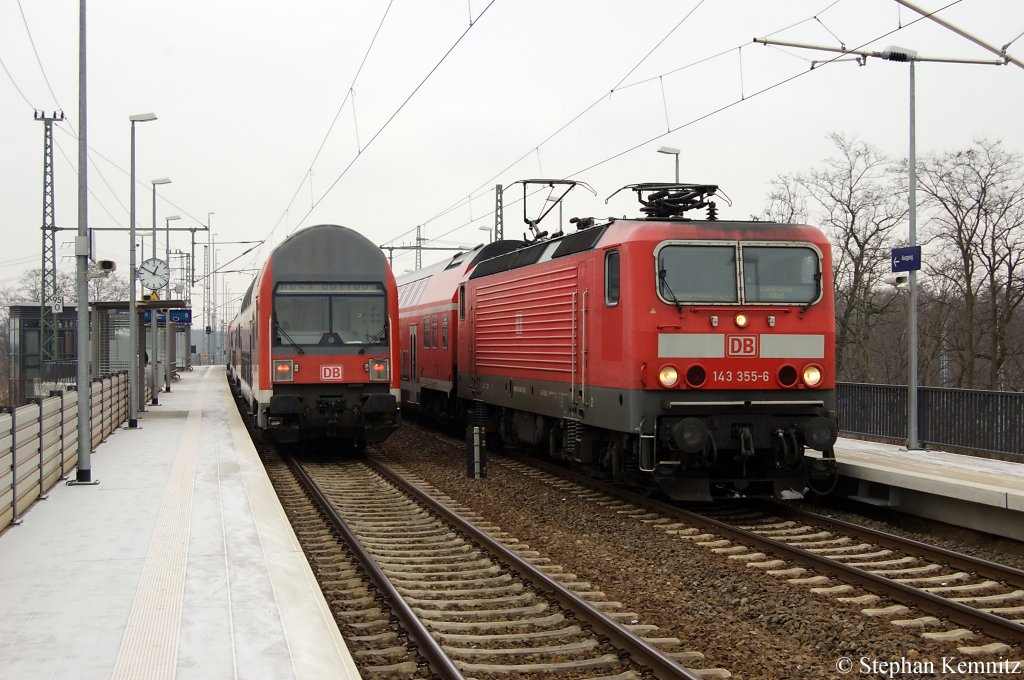 Auf Gleis 6 steht die RB43 (RB 28893) nach Cottbus und wird gezogen von der 143 072-7. Auf Gleis 7 steht die 143 355-6 mit dem RE11 (RE 26058) nach Leipzig Hbf in Falkenberg(Elster). 19.02.2011