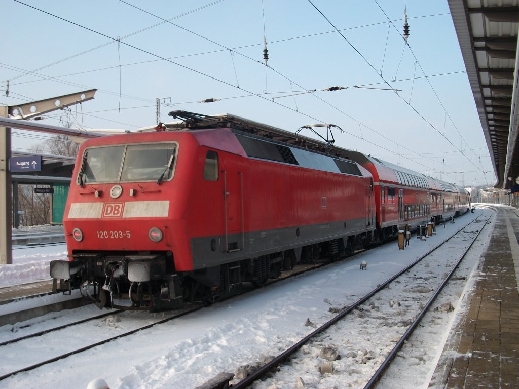 Auf Gleis 7 stand am 04.Dezember 2010 120 203 im Rostocker Hbf.