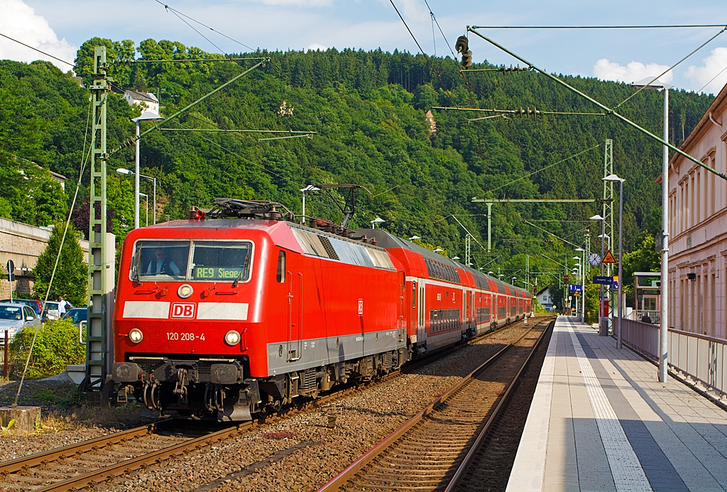 Aufgrund einer Technischen Strung am Zug kam am 02.06.2013 der Umlauf RE 10921 mit 15 Minuten Versptung in den Bahnhof Kirchen/Sieg.
Die 120 208-4 (ex 120 139-1) mit sechs DoSto´s als RE 9 - Rhein Sieg Express (RSX) Aachen - Kln – Siegen, hier beim Halt im Bahnhof Kirchen/Sieg.
Nach der Weiterfahrt konnte ich die Strung hren, da lief wohl ein Rad nicht mehr ganz rund.
Nochmals einen lieben Gru an den netten und freundlichen Lokfhrer zurck.
