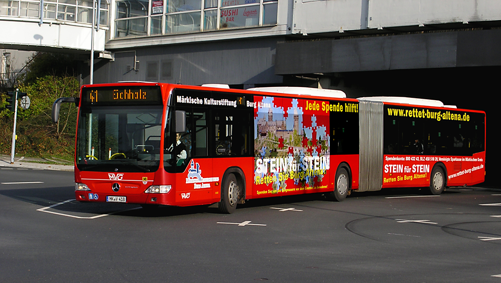 aus dem Tunnelausgang kommend biegt Wagen 418 hier als Linie 41 in die Sauerfelder Strae ein...am 16.11.10 