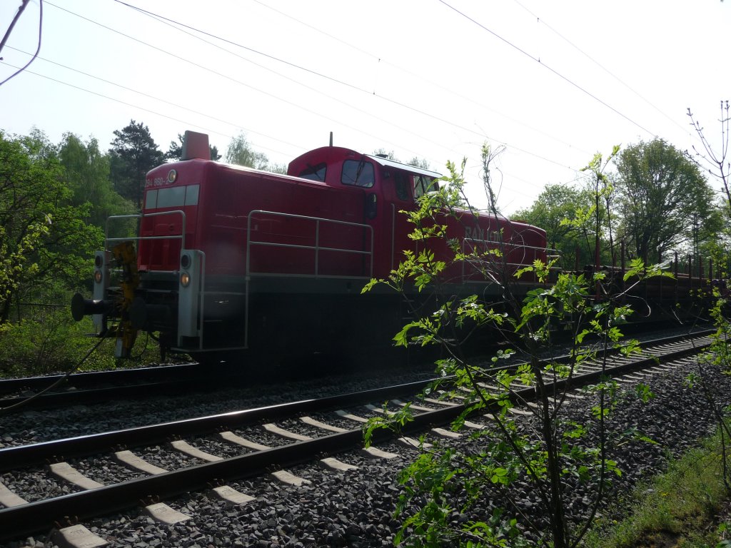 Aus dem Unterholz fotografiert: 294 860 am 21.04.2011 bei Lintorf.