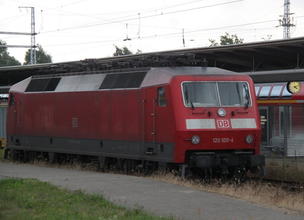 Aus der fahrenden S-Bahn fotografiert 120 109-4 abgestellt im Rostocker Hbf.14.07.2012