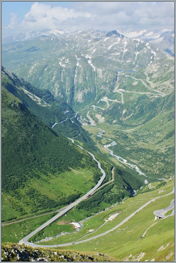 Ausblick von Der Furkapassstrasse hinunter nach Gletsch und auf die Walliser Berge.
(05.08.2013)