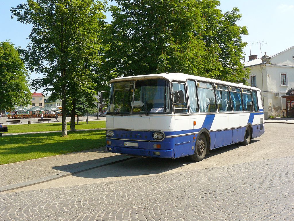 Autosan H9-21 Reisebus Zhovkva, Ukraine 29-05-2012.

Autosan H9-21 reisbus Zhovkva, Oekraine 29-05-2012.