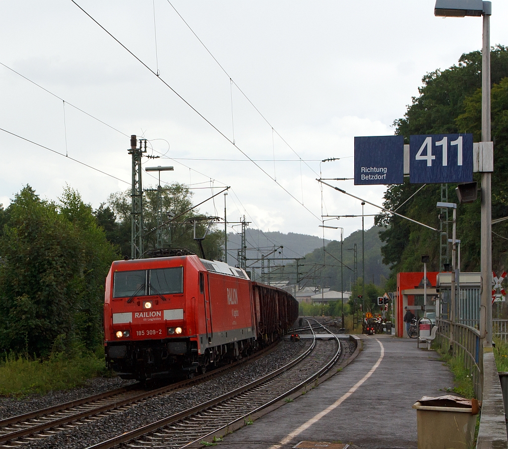 Bei Regen - Die 185 309-2 der DB Schenker Rail zieht am 04.08.2011 einen Ganzzug mit Offenen Wagen der Gattung Eanos durch Scheuerfeld (Sieg) in Richtung K�ln.
