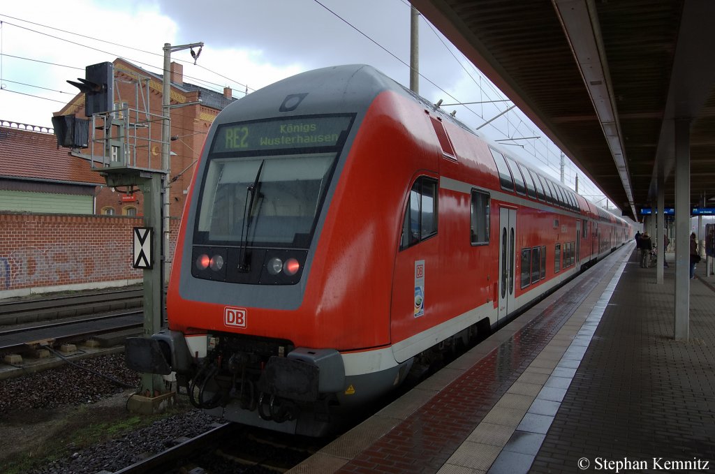 Bei starkem Regenfall steht auf Gleis 1 im Rathenower Hbf der RE2 (RE 37385) nach Knigs Wusterhausen. 04.04.2011