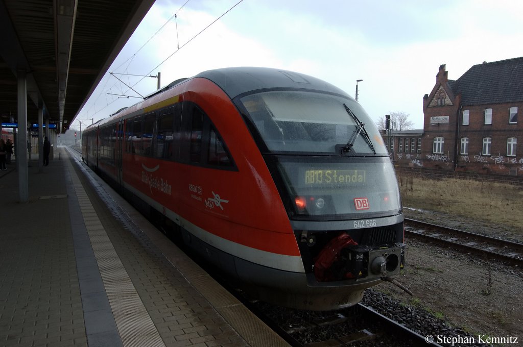 Bei starkem Regenfall steht auf Gleis 2 im Rathenower Hbf die 642 166/666 als RB13 (RB 17966) nach Stendal. 04.04.2011