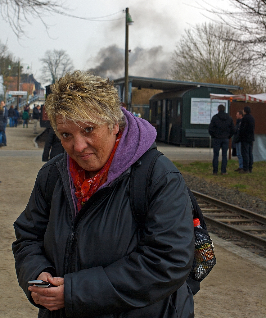 Bein SMS schreiben da raucht einem schon einmal der Kopf.....
Beim Bf Schierwaldenrath am 31.03.2013