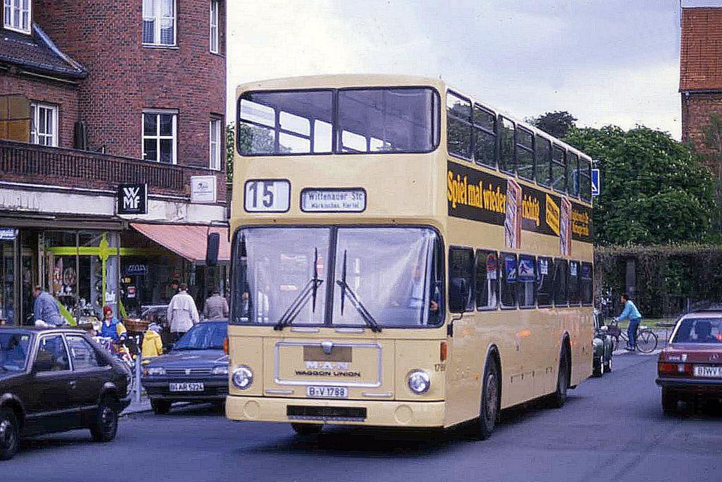 Berlin Frohnau - MAN Doppelstockbus Linie 15 zur Wittenauer Stra�e
am 6.5.1989 