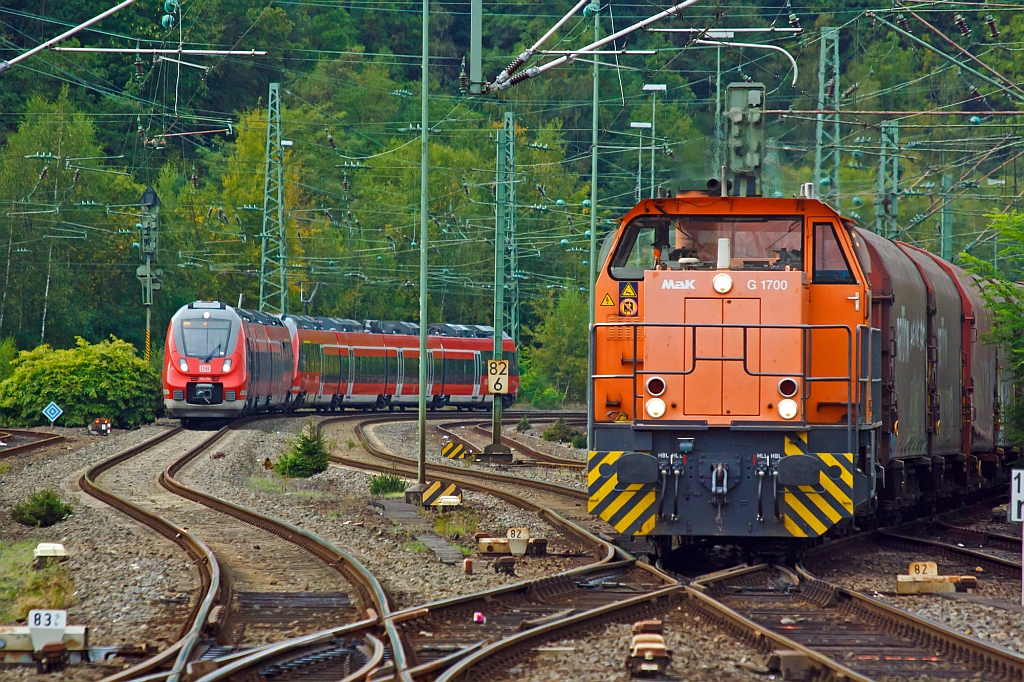 Betzdorf/Sieg am 02.10.2012: Rechts rangiert die KSW (Kreisbahn Siegen-Wittgenstein) Lok 42 eine MaK 1700 BB, hinten links, kurz vor der Einfahrt in den Bahnhof, 442 254 und 442 256 (Zwei gekuppelte 4-teilige Tallent 2) als RE 9 (rsx - Rhein-Sieg-Express) Aachen - K�ln - Siegen.