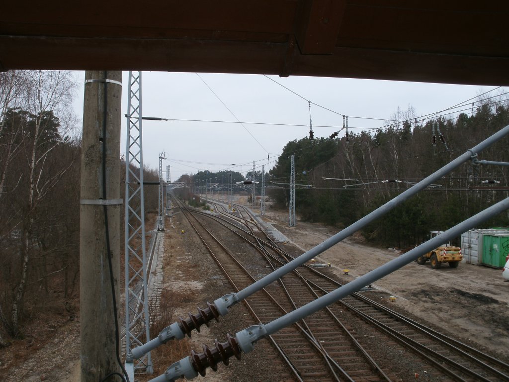 Blick vom Fahrdienstleiterstellwerk in Binz auf die Abstellgleise rechts und das Streckengleis nach Lietzow.