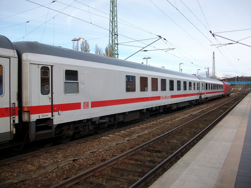 BordBistrowagen ARkimbz 61 80 85-94 434-5 im IC Binz-Hamburg am 07.November 2010 in Bergen/Rgen.