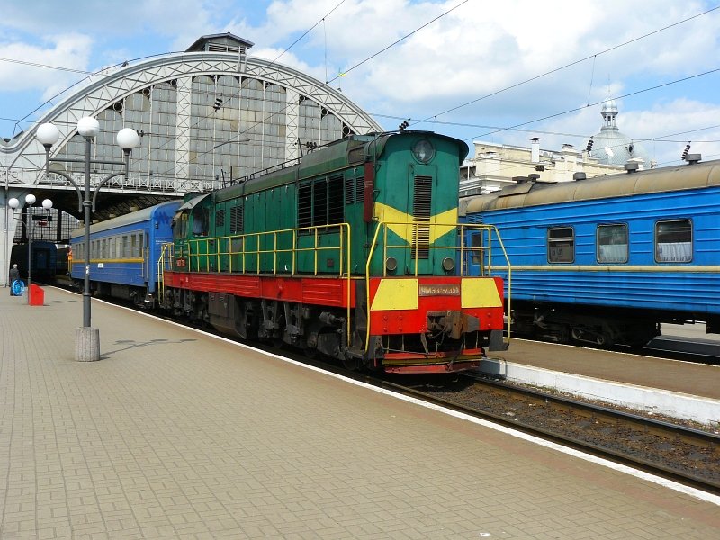 ChME3-7351 rangiert mit ein Schlafwagen in Lviv am 25-05-2010.