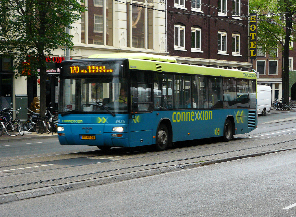 Connexxion Bus 3925. Man Lion's City Baujahr 2007. Nieuwezijds Voorburgwal Amsterdam 27-05-2011.