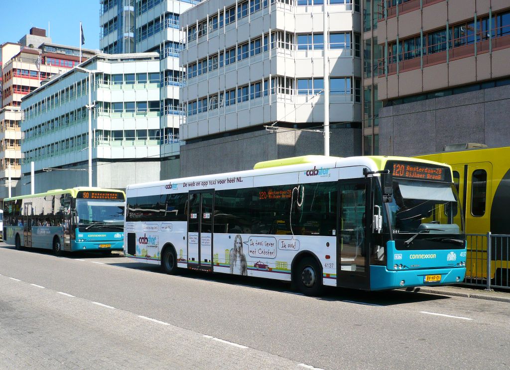 Connexxion Bus 4137 DAF VDL Berkhof Ambassador 200 Baujahr 2008.  Stationsplein  Utrecht 25-07-2012.