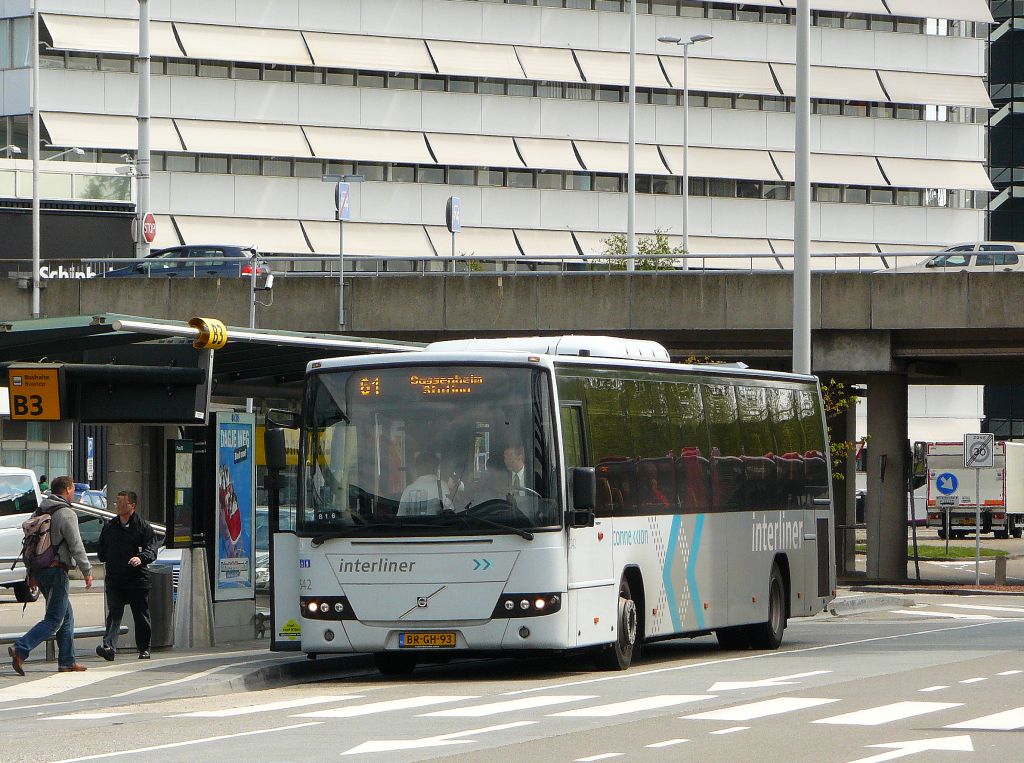 Connexxion Bus nummer 3542. Volvo 8700 Baujahr 2005. Schiphol 06-05-2012.