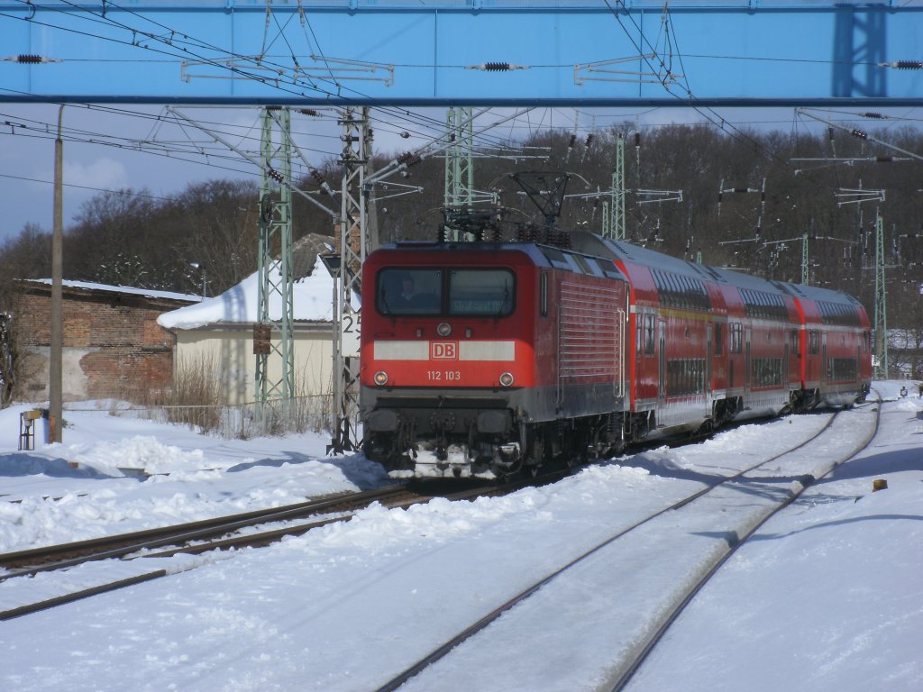 Da in Bergen/Rgen aus Gleis 2,in Richtung Stralsund,nicht auf dem regulren rechten Gleis und auf Signal ausgefahren werden kann,mu am Wochenende in Bergen/Rgen nach Gleis 3 oder Gleis 4 rangiert werden.Am 24.Mrz 2013 rangierte 112 103-7 nach Gleis 4 um.