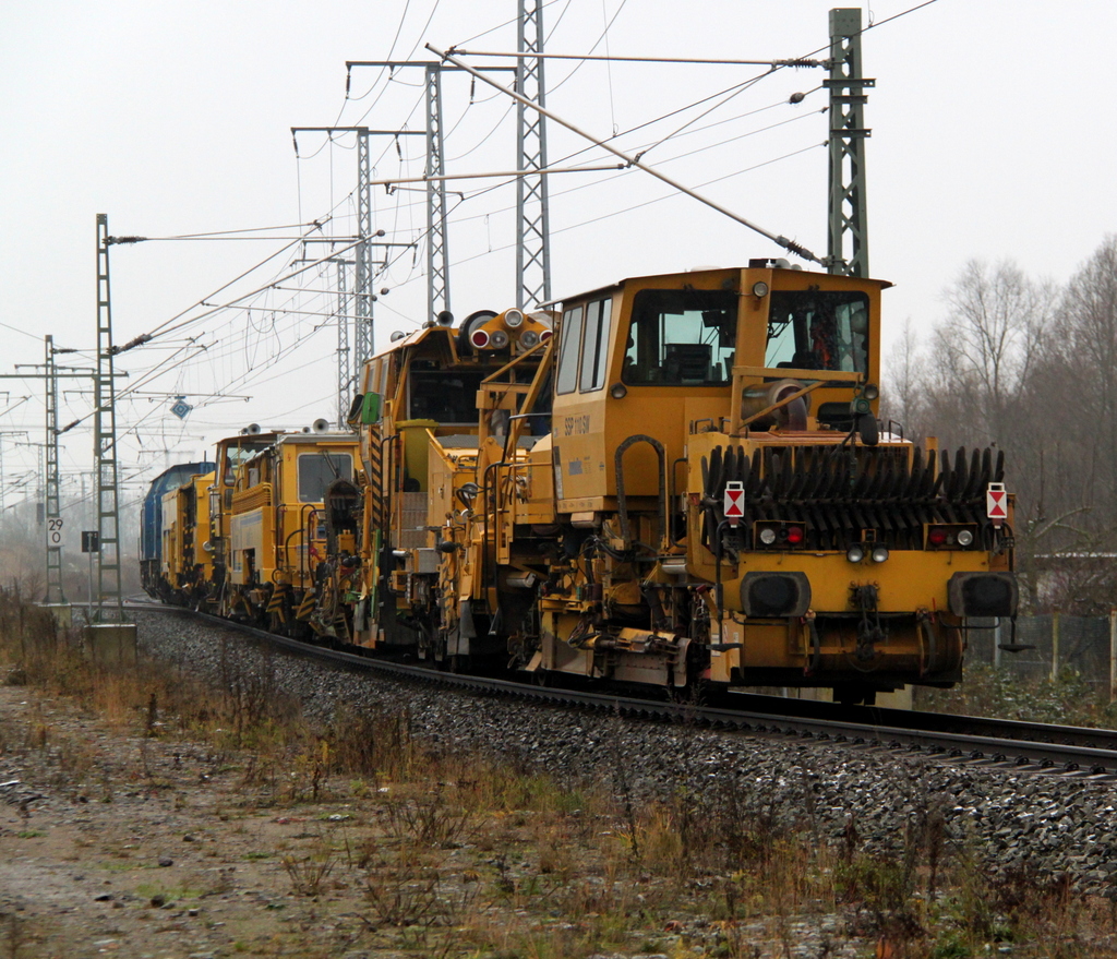 Da guckt man einmal ich die falsche Richtung in der Hoffung es kommt was von Schwerin,nix da 2xPress V100 mit Bauzug kamen aus Richtung Rostock-Seehafen gefahren auf dem Weg Richtung Sden.01.12.2012 Rostock-Gterumgehung 