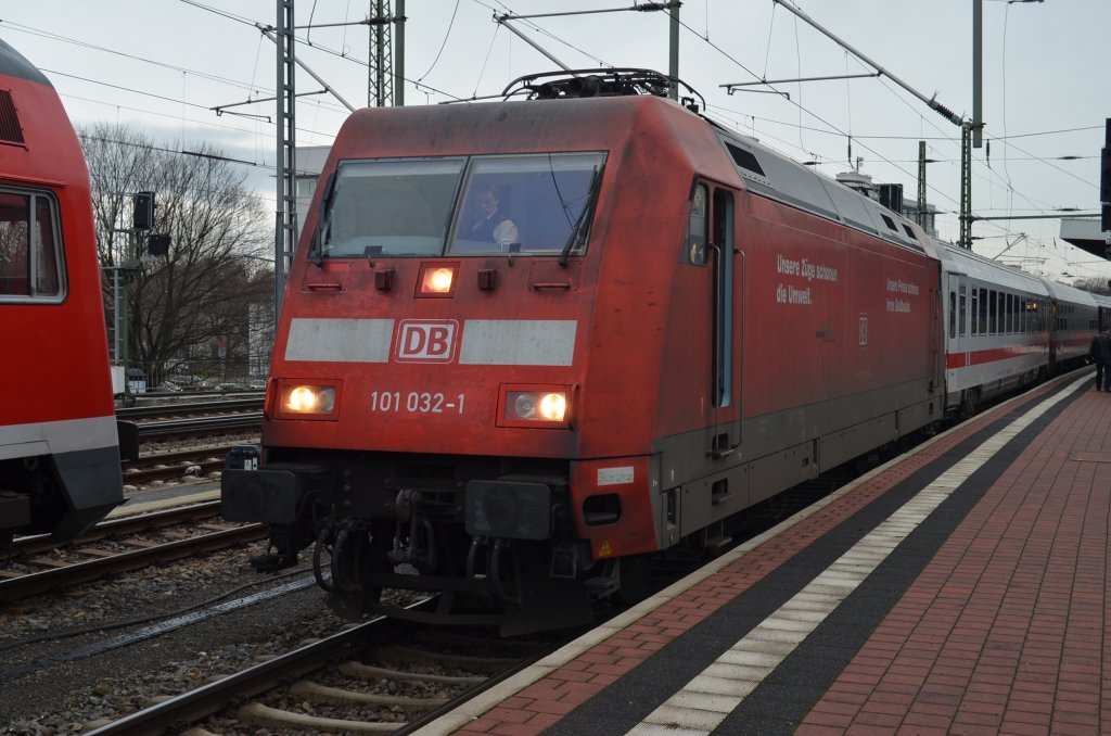 Da kam 101 032-1 mit dem ZUG nach Badapest und stellt noch zwei DB IC wagen ab.
Aufgenommen am 19.01.2012