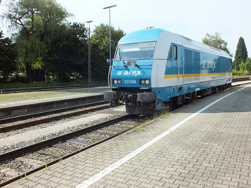 Da ist sie wieder: Schon am Vormittag war 223 068 in Lindau, am Nachmittag des 23.7.13 rangiert sie schon wieder in der Inselstadt. Ende Juli 2013 war der ALEX zwischen Kempten und Kaufbeuren unterbrochen, sodass drei getrennte Netze bestanden: Mnchen-Hof/Prag; Mnchen-Kaufbeuren; Kempten-Oberstdorf/Lindau