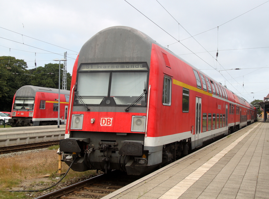 DABbuzfa 760 steht als S1 im Bahnhof Warnemnde.19.07.2013