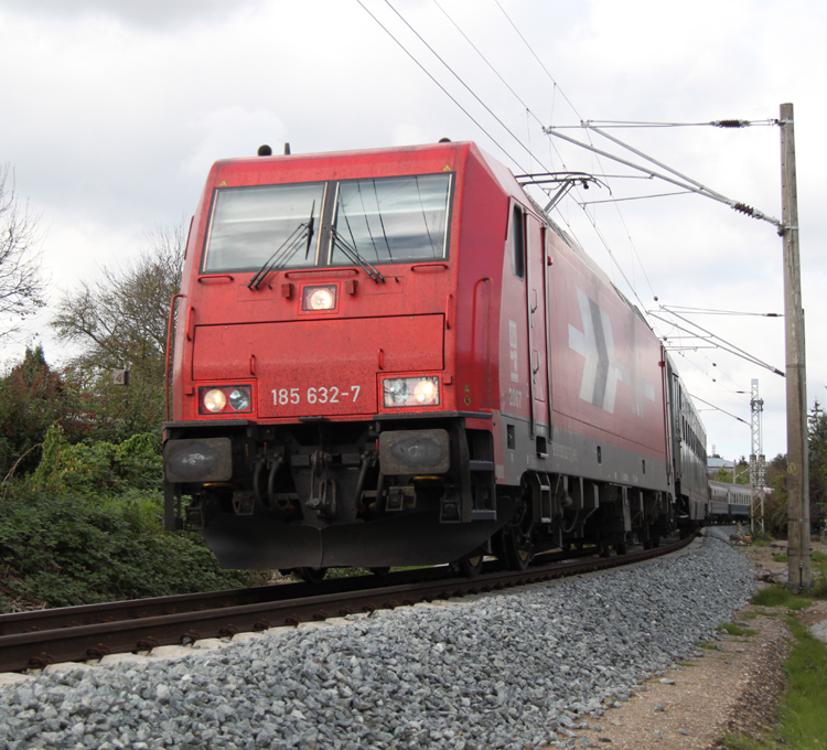 Dank guter Info von der Insel Rgen konnte ich  
HGK 185 632-7 mit Sonderzug von Ostseebad Binz nach Kln bei der Gterumfahrung Hhe Rostock Hbf fotografieren.09.10.2011