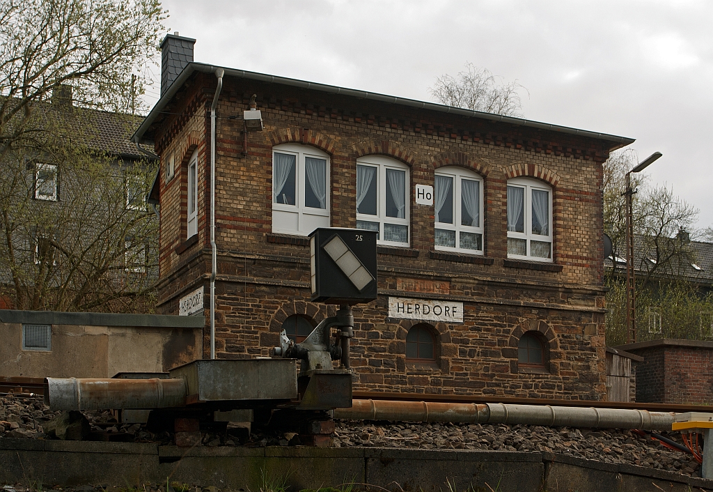 Das 1901 erbaute Stellwerk Herdorf Ost (Ho) an der Hellertalbahn (KBS 462) am 16.04.2011.