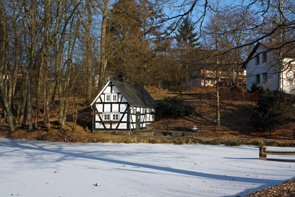 Das alte Backhaus (Backes) am Pfarrteich in Oberholzklau (gehrt zu Freudenberg), Kreis Siegen-Wittgenstein, am 11.02.2012. Der Teich ist bei dem Frost zugeforren, vier wochen zuvor konnte ich das Bild mit Spiegelungen machen, siehe http://klein-aber-fein---imagination.startbilder.de/name/einzelbild/number/175756/kategorie/stadt-und-land~deutschland~sauerland---siegerland.html