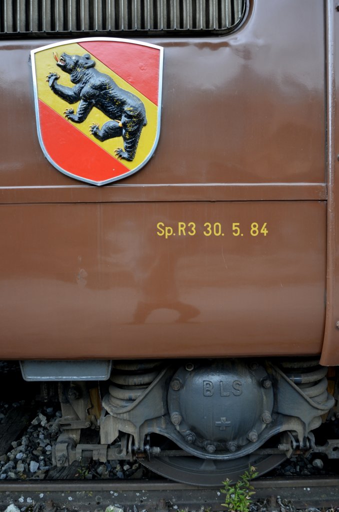 Das Berner Wappen an der BLS Doppellok Ae 8/8 273. (Aufgenommen am 28.06.2013 in Frutigen)