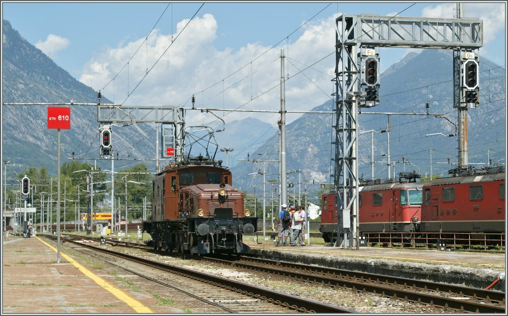 Das braune Krokodil Ce 6/8 14258 kam am 20. Aug 2011 bis nach Domodossola, was schon ein seltener Besuch darstellte, erreichten doch die gelenkigen Loks auch frher diesen Grenzbahnhof nur Ausnahmsweise. 

